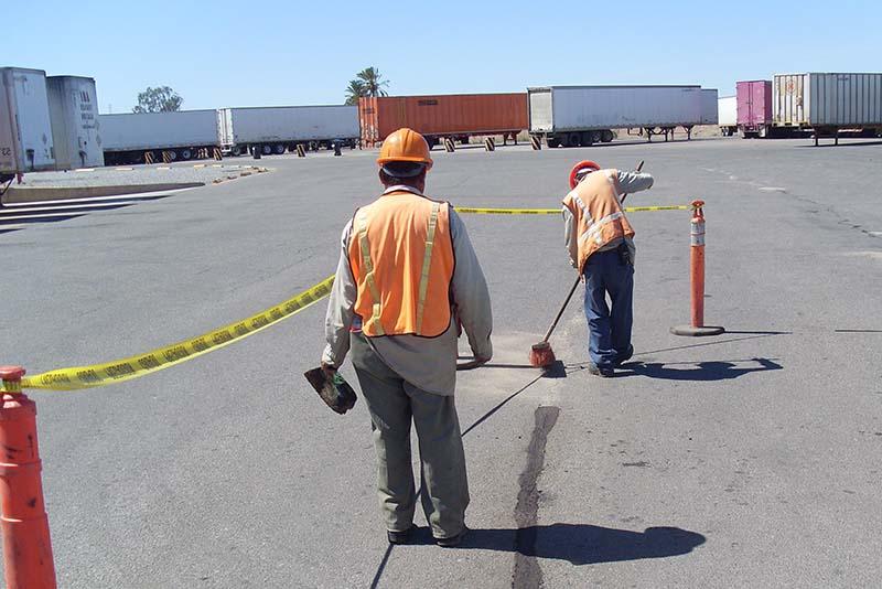除了建筑物受损外，地震还在该设施的停车场留下了痕迹. 如上所示, 船员提供5人,600平方英尺的沥青修复卡车停车场的大裂缝.